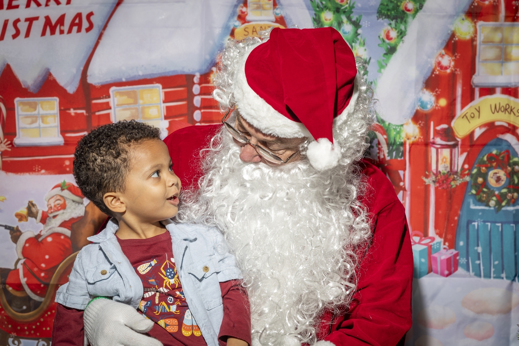 Kid-Meets-Santa-Claus